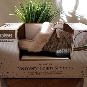 *NWT* Totes memory foam slippers